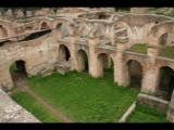 05517 ostia - regio iii - insula x - caseggiato degli aurighi (iii,x,1) - blick in den hof (raum 11) - ri osten.jpg